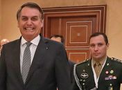 Jair Bolsonaro, seguido pelo Coronel Cid, seu ajudante de ordens e braço direito