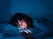 Posso levar o celular para a cama? Saiba qual é a receita básica da 'higiene do sono' para dormir bem
