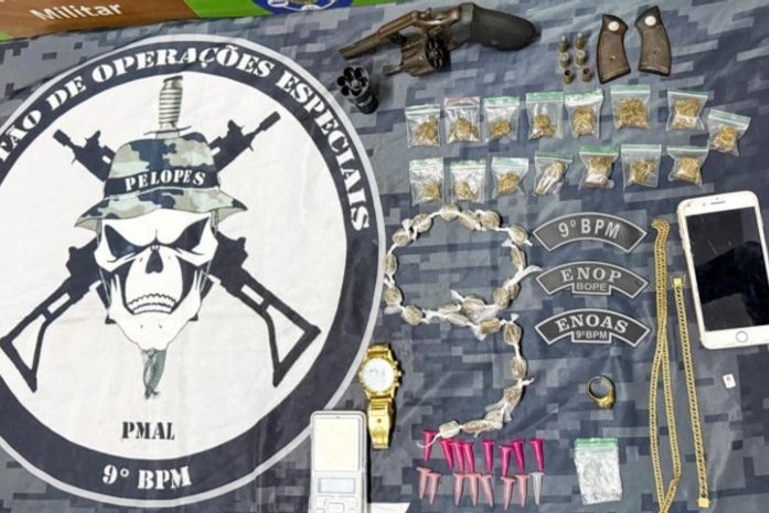 Jovem é preso com arma de fogo e drogas durante patrulhamento da PM em Delmiro Gouveia