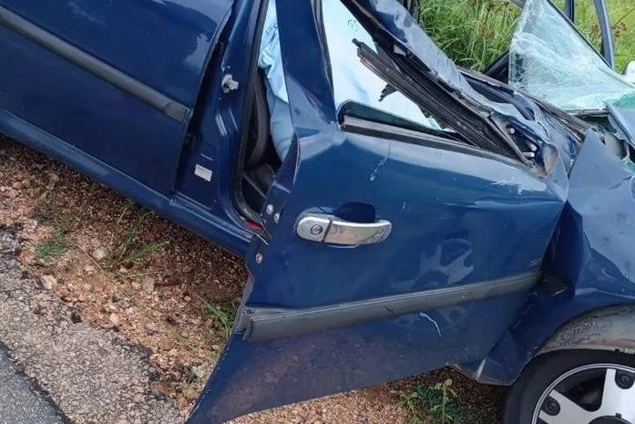 Colisão de carro de passeio com carroção deixa uma pessoa morta e outra ferida em Major Izidoro 
