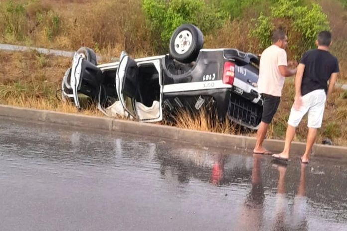 Viatura da Polícia Civil capota após derrapar em trecho da AL-220 em São José da Tapera