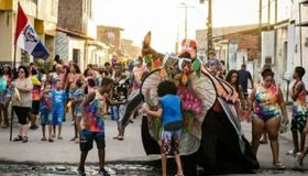 Longe da orla, blocos mantêm carnaval vivo no Bom Parto, bairro marcado pelo crime da Braskem