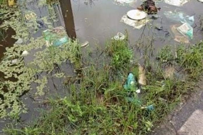 Moradora registra esgoto em rua de São José da Tapera