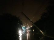 Após caminhão carregado de lenha atingir fios, poste fica tombado na entrada de Santana do Ipanema