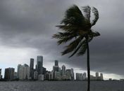 Nuvens de tempestade sobre o céu de Miami com a aproximação do furacão Isaías