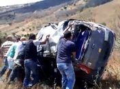 Três pessoas ficam gravemente feridas após carro capotar em Mata Grande