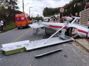 Vídeo: Queda de avião monomotor deixa dois homens feridos em Guabiruba, SC