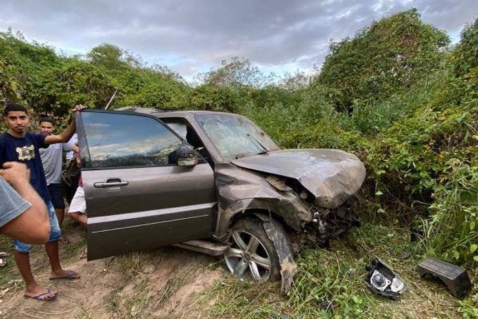 Veículo fica destruído após motorista perder o controle e capotar na AL-220 em Olho D'água das Flores