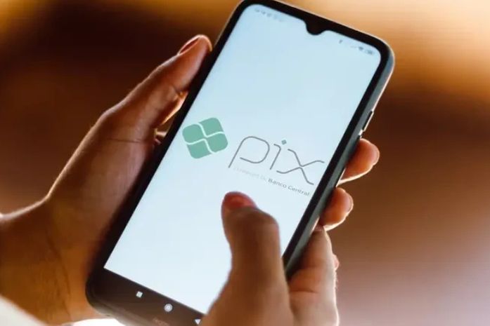 Homem é mantido em cárcere privado por garota de programa e obrigado a fazer transferências via Pix em Maceió