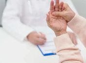 Exame de sangue pode identificar Parkinson até 20 anos antes dos sinais