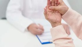 Exame de sangue pode identificar Parkinson até 20 anos antes dos sinais