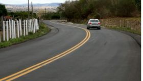 Caminhoneiro morre após perder controle de veículo e tombar na AL-115