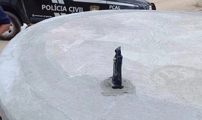 Moradores acionam a polícia após estátua de caveira ser fixada em cisterna de residência em Cacimbinhas
