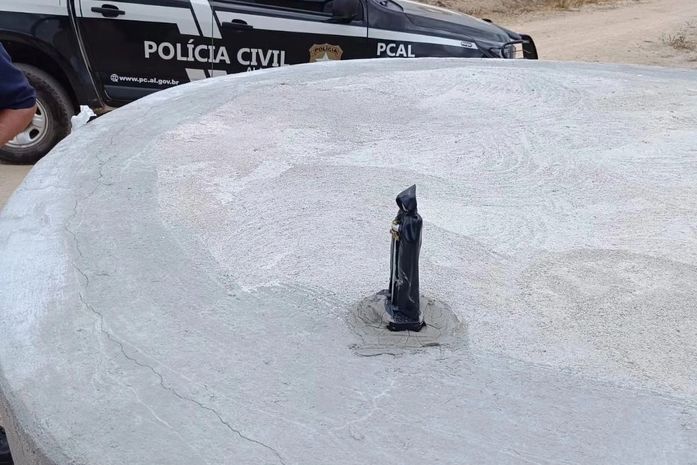 Moradores acionam a polícia após estátua de caveira ser fixada em cisterna de residência em Cacimbinhas