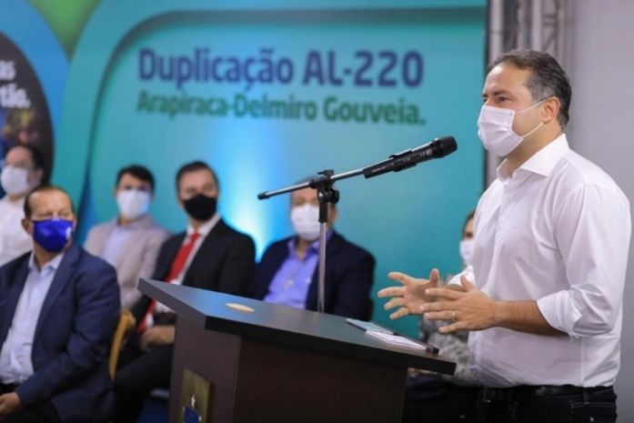 Governador Renan Filho durante solenidade: estradas como artérias num corpo chamado Alagoas