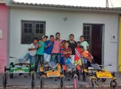 Irmãos promovem diversão gratuita para crianças no dia das crianças em Monteirópolis