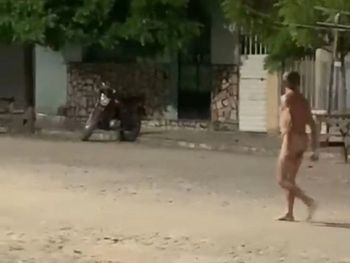Homem é flagrado andando nu em Batalha, Sertão de Alagoas