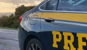 BR-104: Caminhão tomba e causa interdição parcial da rodovia em Branquinha