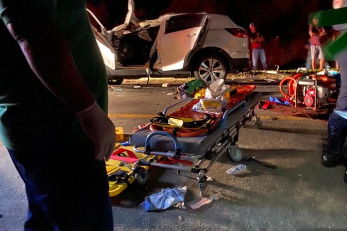 Grave acidente envolvendo três veículos deixa mais de oito pessoas feridas e uma morta no sertão