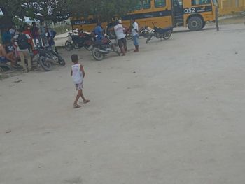 Criminosos rendem motorista e assaltam estudantes dentro de ônibus na zona rural de Monteirópolis
