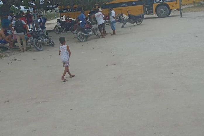 Criminosos rendem motorista e assaltam estudantes dentro de ônibus na zona rural de Monteirópolis