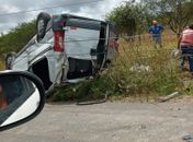 Sertão: Van carregada de passageiros tomba e deixa pessoas feridas na AL 220, veja vídeo