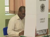 Ministro Silvio Almeida votando em eleição para o conselho tutelar neste domingo, em SP