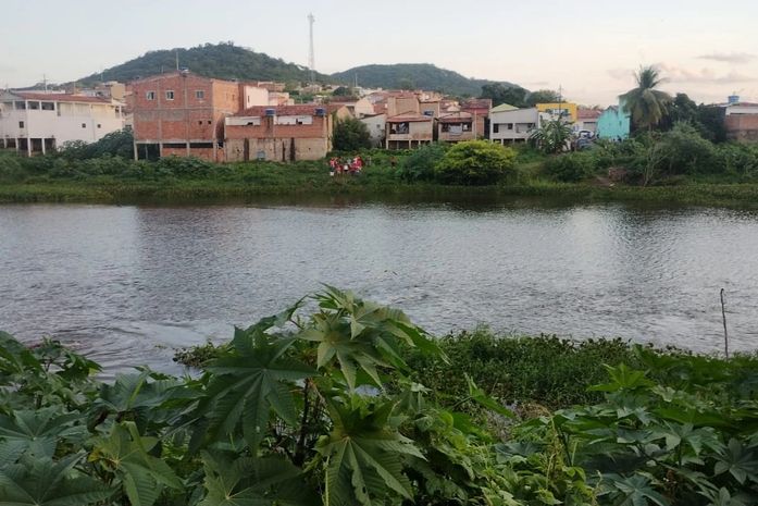 Jovem desaparece após mergulhar no Rio Ipanema em Santana do Ipanema