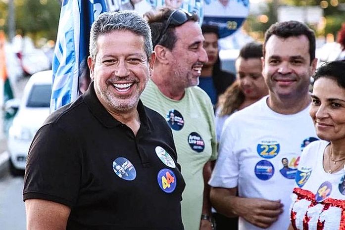 Arthur Lira (PP-AL) e seu assessor Luciano Cavalcante (de branco) em evento em Alagoas em outubro de 2022