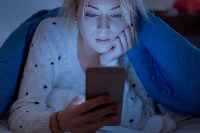Saiba como a luz azul das telas afeta o sono
