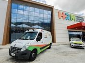 Acidente entre carros na BR-104 deixa três feridos, um deles preso às ferragens