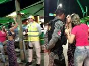 Vídeo: jovem é detida por desacato na orla após agredir verbalmente agentes de segurança
