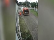 Vídeo: Estudante morre atropelada após prender mochila em caminhão de lixo no RS