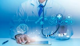 Médicos que nunca existiram: inteligência artificial cria falsos especialistas para enganar idosos em AL