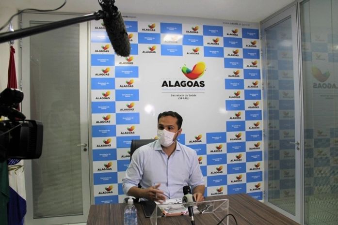"A vacina está cada dia mais próxima de chegar a Alagoas", comemora Alexandre Ayres