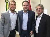 Prefeito de Canapi participa de reunião para assinatura de Convênio.