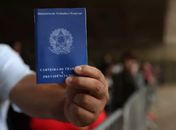 Número de pessoas trabalhando sobe e desemprego no Brasil cai a 7,9%
