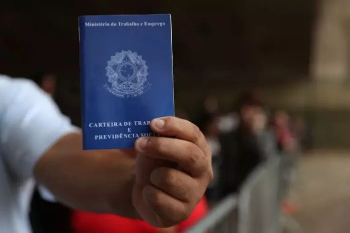 Número de pessoas trabalhando sobe e desemprego no Brasil cai a 7,9%