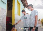 Prefeito Jó Dionísio ao lado do secretário de educação Jocival Dionísio, durante visita a alunos no  município de Olivença