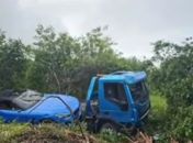 Caminhão com veículo de luxo são encontrados abandonados após acidente às margens de rodovia em Delmiro Gouveia
