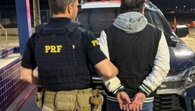 Homem com mandado de prisão por homicídio no Paraná é preso pela PRF em AL
