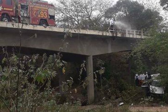 Carro cai de ponte, na BR-423, em Canapi e deixa três pessoas mortas