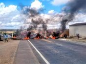 Em protesto por falta de transportes da rede estadual, estudantes de Pão de Açúcar fecham rodovia AL 130; Veja vídeo