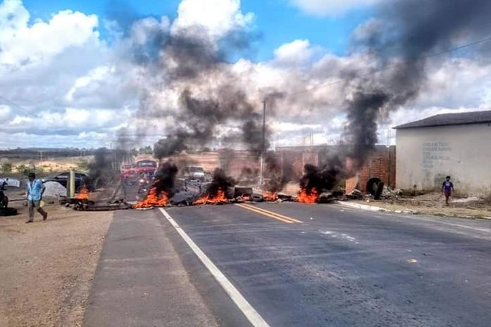 Em protesto por falta de transportes da rede estadual, estudantes de Pão de Açúcar fecham rodovia AL 130; Veja vídeo
