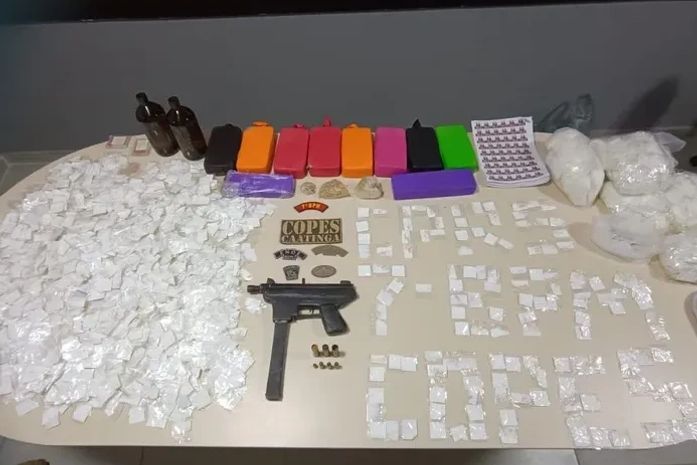 O material e o suspeito de 38 anos foram encaminhados para a Delegacia de Polícia Civil de Delmiro Gouveia