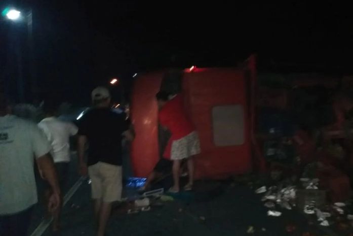 Caminhão tomba após colidir com carro de passeio na AL-125 em Olivença