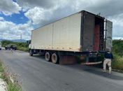PRF localiza caminhão roubado em Pernambuco que foi abandonado em Posto de combustíveis de Delmiro Gouveia
