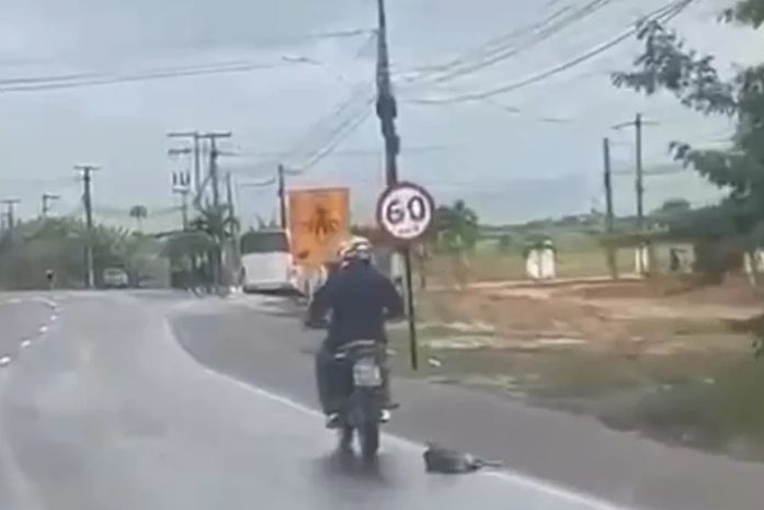 Dono de moto flagrada arrastando cachorro é identificado e será intimado para depor