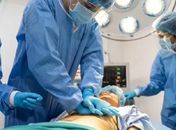 A reanimação cardiopulmonar é uma manobra de emergência que consiste na aplicação de pressão rítmica sobre o peito de uma pessoa que sofreu uma parada cardiorrespiratória
