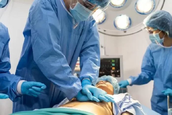 A reanimação cardiopulmonar é uma manobra de emergência que consiste na aplicação de pressão rítmica sobre o peito de uma pessoa que sofreu uma parada cardiorrespiratória